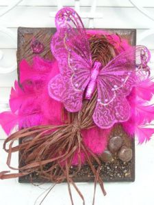 Collage de lily-rose salome: papillon rose sur fond chocolat
