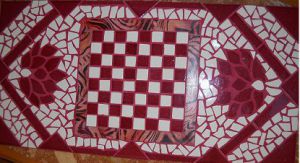 Mosaique de CHRISMOSAIC: Table basse échiquier et fleur