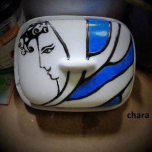 Oeuvre de chara: Visage doux sur porcelaine peint à la main