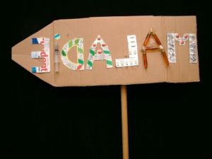 Oeuvre de Farhad le cavalier: panneau d'indication