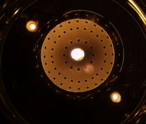 Photo de olympia: Sous la jupe d'un luminaire 