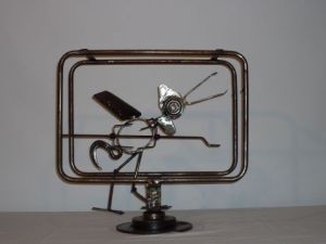 Sculpture de Roland GOURDON: POULET TELEVISION