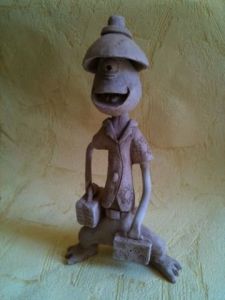 Sculpture de Jean Francois Guilard: Grand extra terrestre en vacances sur terre