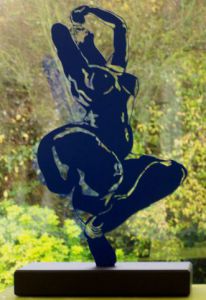 Sculpture de NIKITA: NIKITA assise