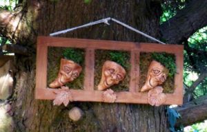 Sculpture de maiween: trois trollicornes