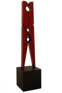 Sculpture de  gb2o: Suspendu a un fil