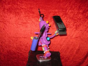 Sculpture de bellagamba  gilles: support robot  pour   portable  et stylo 