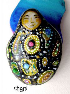 Oeuvre de chara: Matriochka - Peinture sur galet avec cabochons
