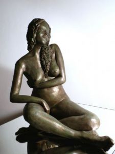 Sculpture de buzy: FEMME ASSISE