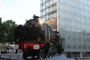 Photo de Doriane Metz: L'Orient Express devant l'Institut de Monde Arabe.