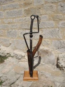 Sculpture de stephane janiak: femme assise se coiffant