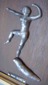 Sculpture de DELCROIX Marcel: la petite danceuse sur un doigt