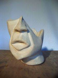 Sculpture de Nai: tête de pierre