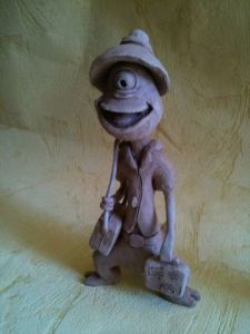 Sculpture de Jean Francois Guilard: Petit extra terrestre en vacances sur terre