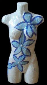 Sculpture de christe: chemin de fleurs