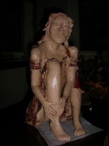 Sculpture de L'atelier de Marlene Toutain : femme à la robe rouge