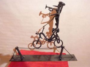 Sculpture de dimitri chachkine: DÉTENDU SUR UN FIL