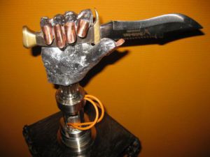 Sculpture de bellagamba  gilles: main armée