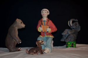 Sculpture de Mireille ULLA: Clown musicien et ses compagnons