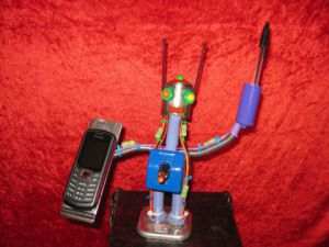 Sculpture de bellagamba  gilles: support  robot pour portable  et stylo