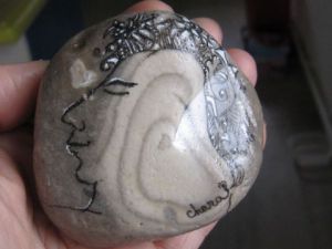 Oeuvre de chara: Visage tendre - Dessin acrylique sur galet