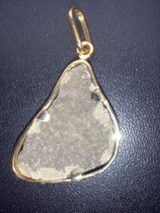 Sculpture de pascal ciroux : pendentif en coquille d'oeufs de dinosaure serti d'or