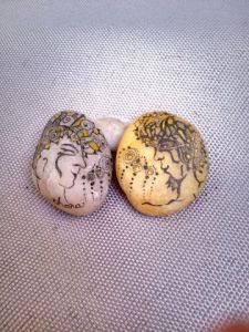 Oeuvre de chara: Galets couple - Dessins  visages sur galets