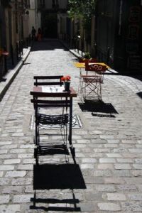 Photo de Doriane Metz: Terrasse dans une ruelle au pied de Montmartre.