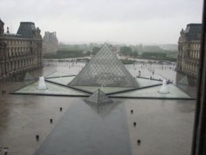 Photo de Doriane Metz: Pyramide du Louvre sous la pluie