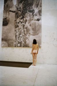 Voir le détail de cette oeuvre: nude visiting an exhibition