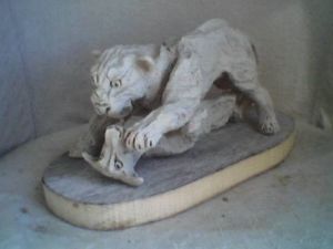 Sculpture de orla: lionne attaquant une gazelle