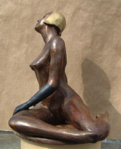 Sculpture de Annie GAUDRAT TSIN : casque d'or et gants noirs