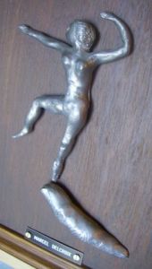 Sculpture de DELCROIX Marcel: la petite danceuse sur un doigt