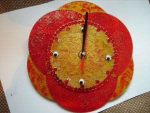 Voir cette oeuvre de olby: horloge rouge et jaune