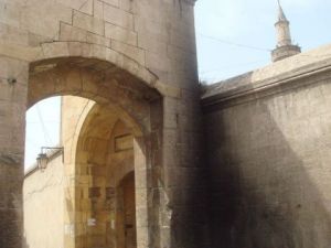 Voir cette oeuvre de Nahed Koussa: Porte d'Alep 2