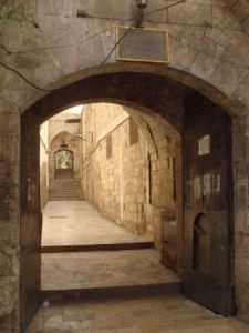 Voir cette oeuvre de Nahed Koussa: Porte d'Alep 10