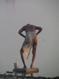 Photo de Doriane Metz: Homme faisant sa toilette sur les bords du Ganges, Bénarès