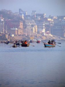 Voir le détail de cette oeuvre: Barques remontant le Ganges tôt le matin à Bénarès