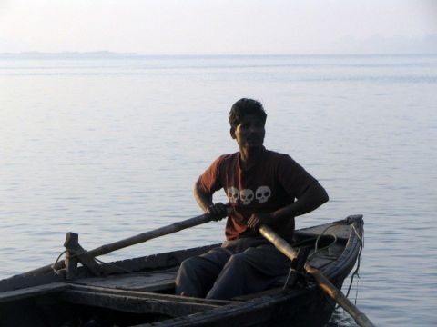 Homme dans sa barque chantant - Photo - Doriane Metz