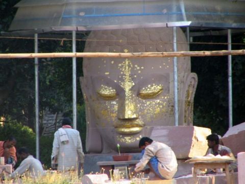 L'artiste Doriane Metz - Statue de Bouddha en renovation  à Sarnath