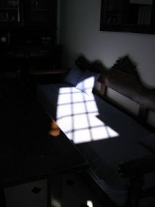 Photo de Doriane Metz: Soleil à travers la fenêtre de notre maison à Oia