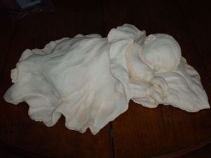 Sculpture de nelly ARCHONDOULIS : bébé dort.