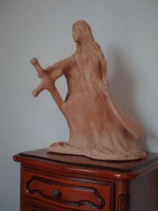 Sculpture de nelly ARCHONDOULIS : Viviane sortant du lac tendaant Excalibur