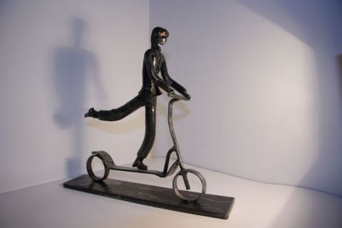Un homme pressé - Sculpture - LUC