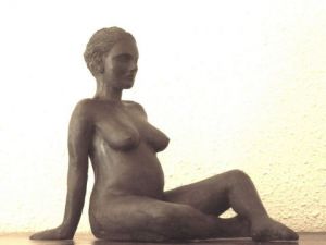 Sculpture de jean-paul magne: femme enceinte assise