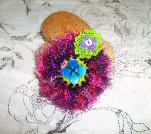 L'artiste coralie zabo bellal - broche fleur au crochet