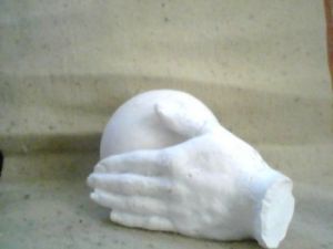 Sculpture de yohan: main portant le monde