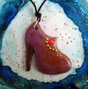 Voir cette oeuvre de coralie zabo bellal: bijou collier chaussure talon aiguille en céramique