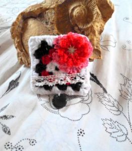 Voir cette oeuvre de coralie zabo bellal: broche bijou rock au crochet