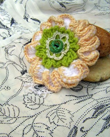 L'artiste coralie zabo bellal - bijoux broche au crochet
